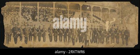 Photographe non identifié une photographie d'un groupe de boursiers afro-américains ODD Fellows. Les hommes sont en uniforme devant une tribune à l'université d'État de l'Ohio. Il y a des déchirures et des pertes le long des bords, et il y a une déchirure de TC à CR Banque D'Images