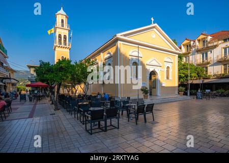 Vue du restaurant et de l'église d'Agios Spiridon à Argostoli, capitale de Céphalonie, Argostolion, Céphalonie, îles Ioniennes, îles grecques, Grèce Banque D'Images