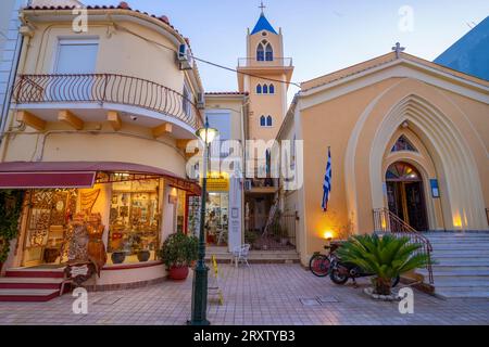 Vue de l'église catholique de Saint-Nicolas au crépuscule à Argostoli, Céphalonie, Argostolion, Céphalonie, îles Ioniennes, îles grecques, Grèce, Europe Banque D'Images
