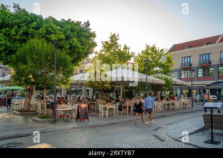 Vue du restaurant sur la place Vallianou, capitale de Céphalonie, Argostolion, Céphalonie, îles Ioniennes, îles grecques, Grèce, Europe Banque D'Images