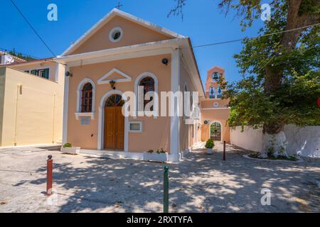 Vue de l'église orthodoxe grecque traditionnelle à Assos, Assos, Céphalonie, îles Ioniennes, îles grecques, Grèce, Europe Banque D'Images