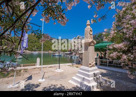 Vue de la statue et des maisons colorées à Assos, Assos, Céphalonie, îles Ioniennes, îles grecques, Grèce, Europe Banque D'Images