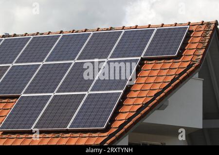 Freiburg Themenbild - Photovoltaikanlage, Energie, Erneuerbare Energie, Solarstrom, PV-Anlage, Solaranlage, Sonnenstrom, Themenbild - Photovoltaikanlage, Energie, Erneuerbare Energie, Solarstrom, PV-Anlage, Solaranlage, Sonnenstrom PV-module, Sonnenkollektoren einer PV-Anlage, Solaranlage, Photovoltaikanlage BEI Sonnenschein auf einem Hausdach, Ziegeldach. Die Energie wird ökologisch und nachhaltig aus Sonnenstrom gewonnen. Featurebild, Symbolbild, Themenbild *** Fribourg thème image système photovoltaïque, énergie, énergies renouvelables, énergie solaire, système PV, système solaire, énergie solaire, thème image ph Banque D'Images