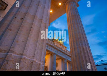 Vue de la porte de Brandebourg au crépuscule, Pariser Square, Unter den Linden, Berlin, Allemagne, Europe Banque D'Images