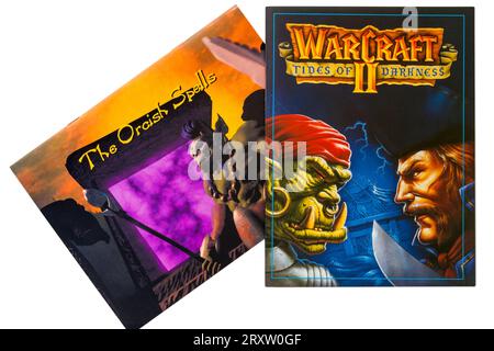 Warcraft II Tides of Darkness deluxe-édition jeu informatique avec le livre Orcish Spells isolé sur fond blanc Banque D'Images