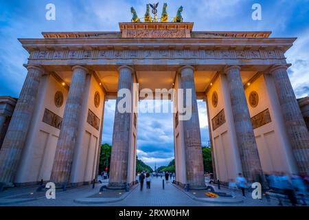 Vue de la porte de Brandebourg au crépuscule, Pariser Square, Unter den Linden, Berlin, Allemagne, Europe Banque D'Images