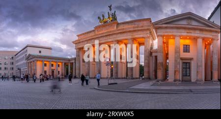 Vue de la porte de Brandebourg au crépuscule, Pariser Square, Unter den Linden, Berlin, Allemagne, Europe Banque D'Images