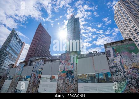 Vue des segments du mur de Berlin et des bâtiments sur Potsdamer Platz, Mitte, Berlin, Allemagne, Europe Banque D'Images