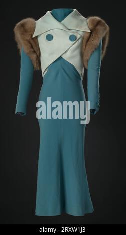 Robe longue mi-mollet en laine sergé Sarcelle portée par Diana Ross dans le rôle de Billie Holiday dans The Paramount Pictures produit en 1972 le film "Lady Sings the Blues". La robe a un faux col roulé et pas de couture à la taille, mais des coutures centrales avant et arrière. Il y a des bandes vert clair diagonales de laine qui forment un angle en double chevron pointu sur le corsage et enveloppent autour du dos. La robe se ferme au centre du dos du cou au-dessous de la taille avec onze (11) boutons sarcelle auto-recouverts et boucles auto-recouvertes, et treize (13) crochets qui se fixent aux boucles. En outre, il y a un (1) bouton-pression noir au t Banque D'Images