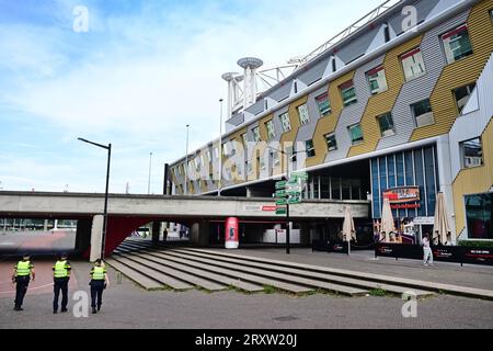 AMSTERDAM - des policiers devant l'Arena pour le match de championnat néerlandais entre l'Ajax Amsterdam et le Feyenoord Rotterdam au Johan Cruijff Arena le 27 septembre 2023 à Amsterdam, pays-Bas. Le match sera joué sans public. Le match a finalement été arrêté dimanche après 55 minutes avec Feyenoord prenant une avance de 3-0 après des feux d'artifice répétés sur le terrain. ANP OLAF KRAAK Banque D'Images