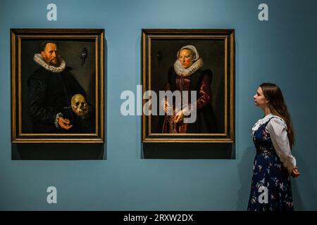 Londres, Royaume-Uni. 27 septembre 2023. Portrait d'un homme tenant un crâne et Portrait d'une femme debout, c1612 - Frans Hals à la National Gallery. Il se déroule du 30 septembre 2023 au 21 janvier 2024. Crédit : Guy Bell/Alamy Live News Banque D'Images