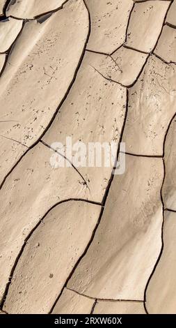 Schéma abstrait de la surface de boue argileuse fissurée sèche, lit de rivière séché causé par une sécheresse prolongée. Rivière Swakop, Namibie, Afrique Banque D'Images