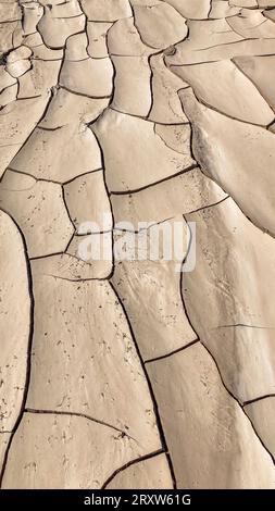 Schéma abstrait de la surface de boue argileuse fissurée sèche, lit de rivière séché causé par une sécheresse prolongée. Rivière Swakop, Namibie, Afrique Banque D'Images