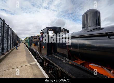 Tunbridge Wells, Kent, Royaume-Uni : train à vapeur 2890 exploité par le Spa Valley Railway vu à la gare Tunbridge Wells West. Banque D'Images