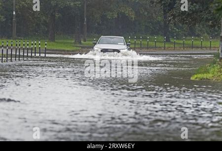 Une voiture roulant dans les eaux de crue à Cork. Les avertissements météorologiques entreront en vigueur alors que le Royaume-Uni et l'Irlande se préparent à l'arrivée de la tempête Agnes, qui apportera des vents dévastateurs et de grandes mers orageuses. Agnès, la première tempête nommée de la saison, affectera les régions occidentales du Royaume-Uni et de l'Irlande, avec les vents les plus puissants attendus sur les côtes de la mer d'Irlande. Date de la photo : mardi 26 septembre 2023. Banque D'Images