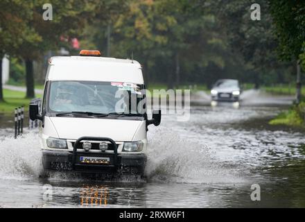 Une camionnette traversant les eaux de crue à Cork. Les avertissements météorologiques entreront en vigueur alors que le Royaume-Uni et l'Irlande se préparent à l'arrivée de la tempête Agnes, qui apportera des vents dévastateurs et de grandes mers orageuses. Agnès, la première tempête nommée de la saison, affectera les régions occidentales du Royaume-Uni et de l'Irlande, avec les vents les plus puissants attendus sur les côtes de la mer d'Irlande. Date de la photo : mardi 26 septembre 2023. Banque D'Images