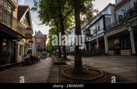 Tunbridge Wells, Kent, Royaume-Uni : The Pantiles, colonnade géorgienne dans Royal Tunbridge Wells avec boutiques, galeries et bars Banque D'Images