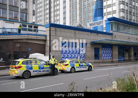 La police sur les lieux près du centre commercial Whitgift à Croydon, au sud de Londres, après qu'une fillette de 15 ans ait été poignardée à mort mercredi matin. La police a été appelée à 8h30 pour signaler un coup de couteau sur Wellesley Road. La fille est morte sur les lieux 40 minutes plus tard. Date de la photo : mercredi 27 septembre 2023. Banque D'Images