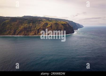 Fantastique et pittoresque vue carte postale de la côte rocheuse verte et escarpée de Madère près de Porto Moniz, Portugal, s'élevant majestueusement de la mer Banque D'Images