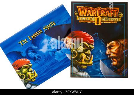 Warcraft II Tides of Darkness en édition deluxe et le livre Human Spells sur fond blanc Banque D'Images