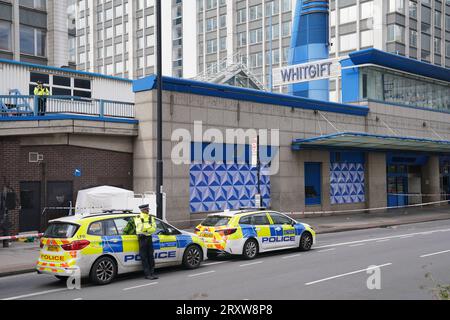 La police sur les lieux près du centre commercial Whitgift à Croydon, au sud de Londres, après qu'une fillette de 15 ans ait été poignardée à mort mercredi matin. La police a été appelée à 8h30 pour signaler un coup de couteau sur Wellesley Road. La fille est morte sur les lieux 40 minutes plus tard. Date de la photo : mercredi 27 septembre 2023. Banque D'Images