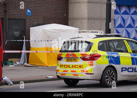 La police sur les lieux près du centre commercial Whitgift à Croydon, au sud de Londres, après qu'une fillette de 15 ans ait été poignardée à mort mercredi matin. La police a été appelée à 8h30 pour signaler un coup de couteau sur Wellesley Road. La fille est morte sur les lieux 40 minutes plus tard. Date de la photo : mercredi 27 septembre 2023. Banque D'Images