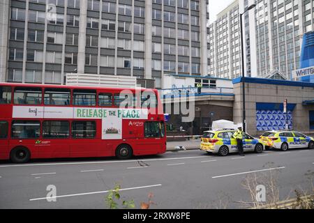 La police sur les lieux près du centre commercial Whitgift à Croydon, au sud de Londres, après qu'une fillette de 15 ans ait été poignardée à mort mercredi matin. La police a été appelée à 8h30 pour signaler un coup de couteau sur Wellesley Road. La fille est morte sur les lieux 40 minutes plus tard. Date de la photo : mercredi 27 septembre 2023. Banque D'Images