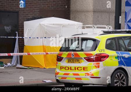 La police sur les lieux près du centre commercial Whitgift à Croydon, au sud de Londres, après qu'une fillette de 15 ans ait été poignardée à mort mercredi matin. La police a été appelée à 8h30 pour signaler un coup de couteau sur Wellesley Road. La fille est morte sur les lieux 40 minutes plus tard. Date de la photo : mercredi 27 septembre 2023. Banque D'Images