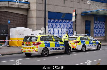 La police sur les lieux près du centre commercial Whitgift à Croydon, au sud de Londres, après qu'une fillette de 15 ans ait été poignardée à mort mercredi matin. La police a été appelée à 8h30 pour signaler un coup de couteau sur Wellesley Road. La fille est morte sur les lieux 40 minutes plus tard. Date de la photo : mercredi 27 septembre 2023. Banque D'Images