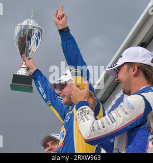 Ash Sutton, champion de voitures de tourisme BTCC sur le podium à Silverstone, remportant sa première course en 6 ans dans le BTCC sur le circuit Banque D'Images