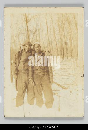 Tirage photographique de deux hommes non identifiés à l'extérieur du 20e siècle Banque D'Images