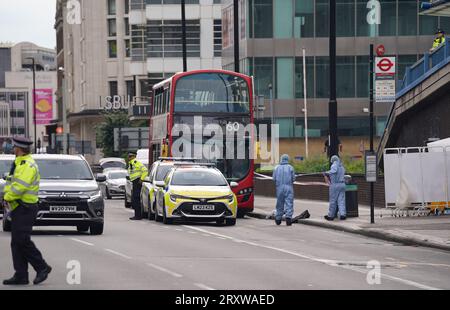 La police et les enquêteurs médico-légaux sur les lieux près du centre commercial Whitgift à Croydon, au sud de Londres, après qu’une fillette de 15 ans ait été poignardée à mort mercredi matin. La police a été appelée à 8h30 pour signaler un coup de couteau sur Wellesley Road. La fille est morte sur les lieux 40 minutes plus tard. Date de la photo : mercredi 27 septembre 2023. Banque D'Images