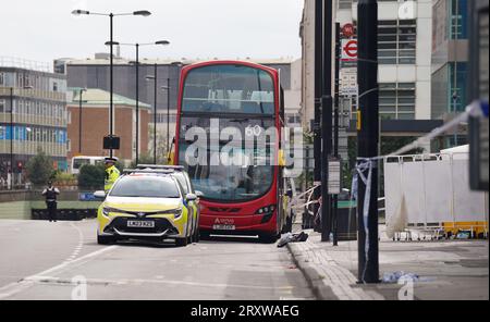 La police sur les lieux près du centre commercial Whitgift à Croydon, au sud de Londres, après qu'une fillette de 15 ans ait été poignardée à mort mercredi matin. La police a été appelée à 8h30 pour signaler un coup de couteau sur Wellesley Road. La fille est morte sur les lieux 40 minutes plus tard. Date de la photo : mercredi 27 septembre 2023. Banque D'Images