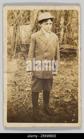 Carte postale photographique d'un garçon portant une veste à double boutonnage et une culotte du début du 20e siècle Banque D'Images