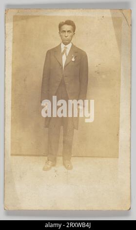 Carte postale photographique d'un homme en costume 1904-1918 Banque D'Images