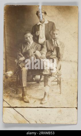 Carte postale photographique de trois hommes non identifiés 1904-1918 Banque D'Images