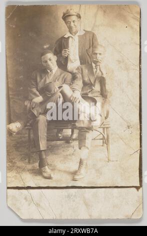 Carte postale photographique de trois hommes non identifiés 1904-1918 Banque D'Images