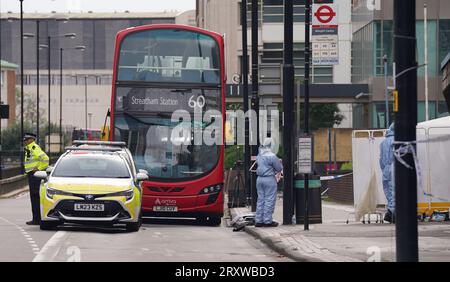 Des enquêteurs médico-légaux sur les lieux près du centre commercial Whitgift à Croydon, au sud de Londres, après qu'une fillette de 15 ans ait été poignardée à mort mercredi matin. La police a été appelée à 8h30 pour signaler un coup de couteau sur Wellesley Road. La fille est morte sur les lieux 40 minutes plus tard. Date de la photo : mercredi 27 septembre 2023. Banque D'Images