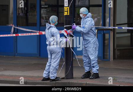 Des enquêteurs médico-légaux sur les lieux près du centre commercial Whitgift à Croydon, au sud de Londres, après qu'une fillette de 15 ans ait été poignardée à mort mercredi matin. La police a été appelée à 8h30 pour signaler un coup de couteau sur Wellesley Road. La fille est morte sur les lieux 40 minutes plus tard. Date de la photo : mercredi 27 septembre 2023. Banque D'Images