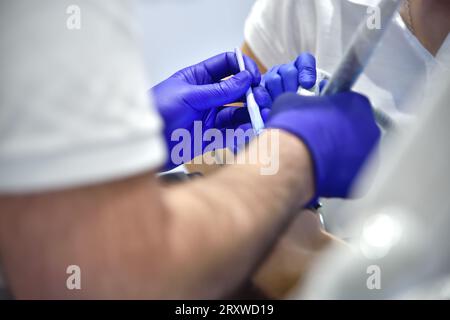 Chirurgien dentiste effectuant l'opération installer les dents d'implant dentaire du patient. Gros plan Banque D'Images