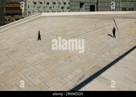 Opera House Roof Oslo Norvège image détaillée avec deux jeunes femmes dans l'image, le toit est conçu comme une plate-forme d'observation pour la ville et la baie. Banque D'Images