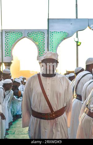 Une photo d'un soudanais portant des vêtements traditionnels et suivant les ordres soufis Banque D'Images