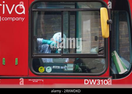 Des enquêteurs médico-légaux sur les lieux près du centre commercial Whitgift à Croydon, au sud de Londres, après qu'une fillette de 15 ans ait été poignardée à mort mercredi matin. La police a été appelée à 8h30 pour signaler un coup de couteau sur Wellesley Road. La fille est morte sur les lieux 40 minutes plus tard. Date de la photo : mercredi 27 septembre 2023. Banque D'Images