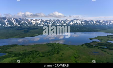 Vue aérienne du Kamchatka sauvage depuis un hélicoptère, été 2015 Banque D'Images