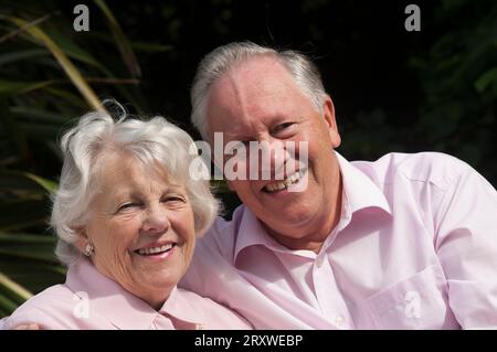 Heureux marié couple senior posant devant la caméra - John Gollop Banque D'Images