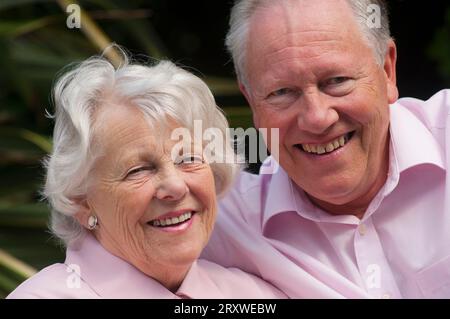 Heureux marié couple senior posant devant la caméra - John Gollop Banque D'Images