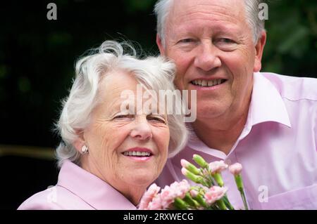 Heureux marié couple senior posant devant la caméra - John Gollop Banque D'Images