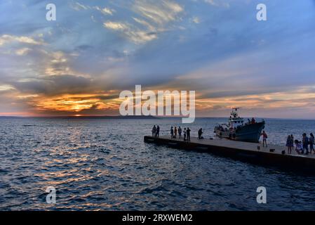 Coucher de soleil sur la baie de la Corne d'Or dans le bastion militaire russe (anciennement chinois) du Pacifique de Vladivostok par une journée calme de l'été 2015 Banque D'Images