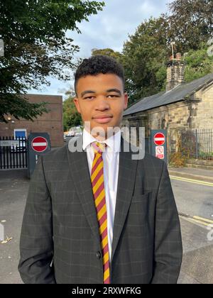 LES RÉDACTEURS NOTENT L'AUTORISATION PARENTALE DONNÉE À James Smith, 17 ans, chef de l'école catholique St Leonard's de Durham, a soutenu les parents manifestant de soutien à son école qui a été perturbée par le béton cellulaire autoclavé renforcé (Raac) de qualité inférieure. La ministre des écoles, la baronne Barran, visite l'école qui a largement adopté l'enseignement en ligne depuis le début du trimestre, tandis que certains élèves capables d'assister aux cours en personne sont enseignés dans les couloirs, la salle de sport ou le bureau du directeur. Date de la photo : mercredi 27 septembre 2023. Banque D'Images