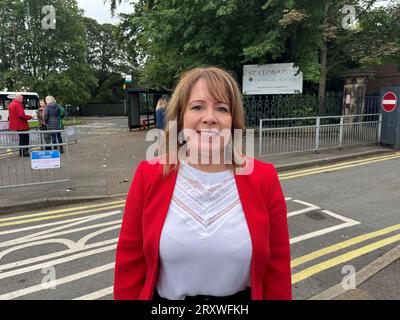 Mary Kelly Foy, députée travailliste de Durham, se joint aux parents pour manifester en faveur de l'école catholique St Leonard's, Durham, qui a été perturbée par du béton cellulaire autoclavé renforcé (RAAC) de qualité inférieure à la norme. La ministre des écoles, la baronne Barran, visite l'école qui a largement adopté l'enseignement en ligne depuis le début du trimestre, tandis que certains élèves capables d'assister aux cours en personne sont enseignés dans les couloirs, la salle de sport ou le bureau du directeur. Date de la photo : mercredi 27 septembre 2023. Banque D'Images